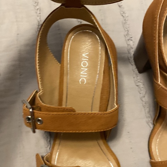 New without box Vionic sandals - Picture 2 of 4